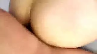 رأس مغطى، أرجل مفتوحة – فعل صارخ بقضيب صناعي