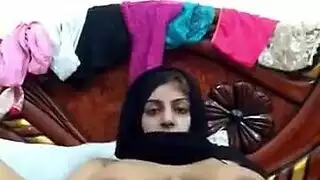 نجمة إباحية ممتلئة الجسم تعرض مؤخرتها المترجرجة ولحمها على البث المباشر