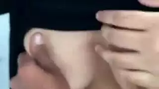 فتاة عرقية ساخنة تخدم قضيبًا أبيضًا ثخينًا بفمها