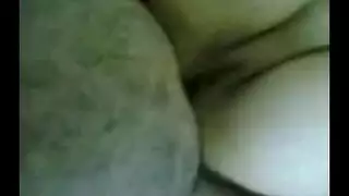 يداعب شقها حتى تتوسل لقضيبه