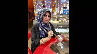 فتاة الكاميرا تفرغ: دلّو يضرب كسها الضيق