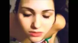 وجه الفتاة العربية الجميلة مغطى بالسائل المنوي