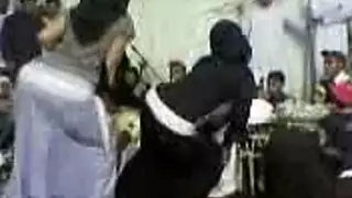 شرج قاس في الخيمة مع راقصة مرنة