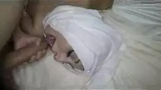 عاهرة محجبة يائسة تأخذ زب قاسي في مهبلها المبلل