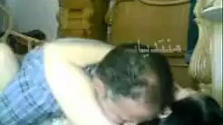 جنس افعلها بنفسك: النجار ينيك العميلة على منضدة العمل