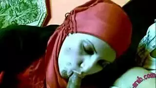 فتاة مسلمة تركية ترتدي الأحمر تمص بقوة وبلعق في جنس فموي