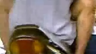 علاقة جماعية علنية لراكبي الدراجات مثارة على الطريق السريع