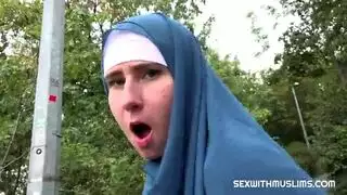 فرنسية محجبة تمص وتنكح تحت الأشجار، مشهد من الخلف لمهبل مشعر