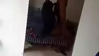 مراهقة عربية تلهو بقضيب ثخين في فندق دبي