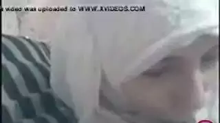 مراهقة عربية ماهرة تأخذه عميقاً في حلقها