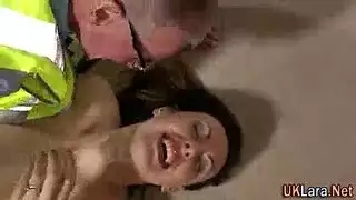 عملاقة تتعرض للضرب من عامل بناء قصير