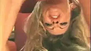 العاهرة الشقراء تأخذ قضيب إيطالي في كل فتحة