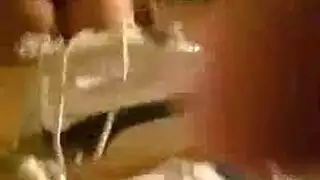 رقصة عاهرة تؤدي إلى فعل خلفي قاسي في مشهد خليجي إباحي