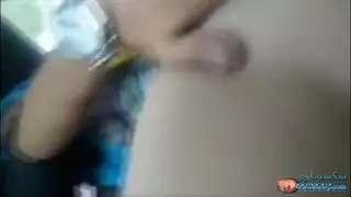مشهد xxx في السيارة: حورية عربية تتوسل للأصابع