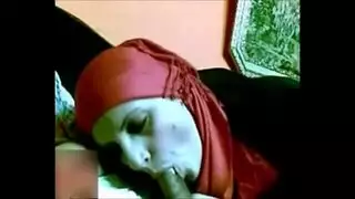 ثعلبة محجبة تمص بقوة