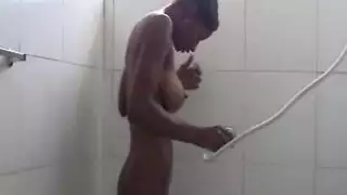 مبتلة وجنونية: استمناء هاوية في الحمام