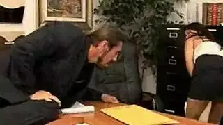 سمراء تمتلئ فرجها على سطح المكتب