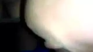 يحط زبه على صدرها وينيك