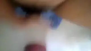 فتاة عارية تصل للذروة بتدليك ثدييها