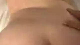 أم مثيرة تأخذ قضيب ابنها في الحمام