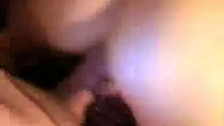مؤخرة داكنة مرنة تأخذ قضيب مقطع جنس خام