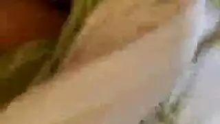 دجاجة سمينة ساخنة تحلق فرجها وتضاجع نفسها بالألعاب
