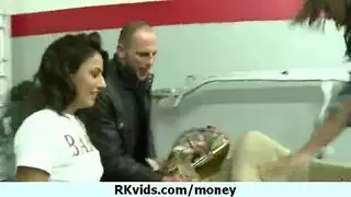 عاهرات شاطئ سوريا: بلع السائل المنوي بجانب الأمواج