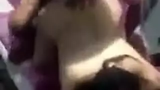 عربية مثارة تأخذ قضيبين في جلسة نيك مزدوج عنيفة