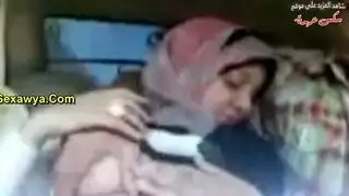 طالبة جامعية تُغتصب بالقبلات والجنس الخشن في السيارة