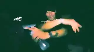 مشهد إباحي مكثف: القنبلة الشقراء كلوديا مانسون تنكح من شخصين على الأريكة