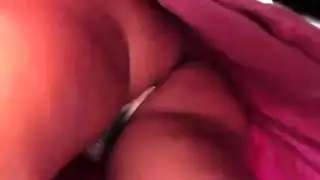 فتاتان بمؤخرات مستديرة في لعبة فرجية لا تنتهي