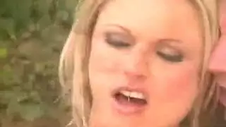شاهد بريانا بانكس تلتف شفتيها حول قضيب متصلب لقضاءة فموية مكثفة