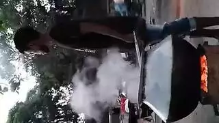 قضيب أسود كبير يمد ويضخ في كوب