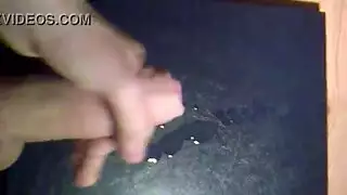 هزة الجماع على الطاولة: نافورة مني لا يمكن السيطرة عليها