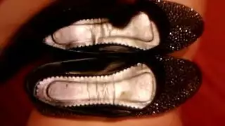 حارقات الكعب العالي تأخذ اختراقًا عميقًا وخشنًا في مهبلها المبلل