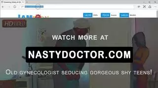مراهقة روسية تكشف كل شيء في النادي من أجل رغبة صديقها السرية