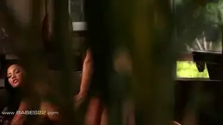 فتاة حارقة تمص بعمق من أجل النقود