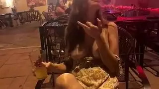 تعري كامل: مغامرة لارا الإباحية في كل جولة
