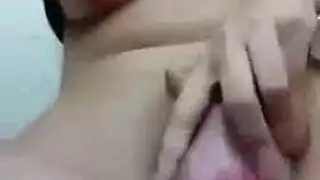 محجبة تلعب لمسه بقوة