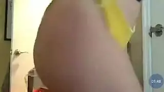 مراهقة صغيرة تأخذ قضيب كبير في كل فتحة