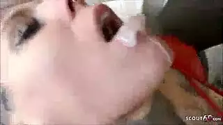 شقراء مغطاة بالوشوم تأخذ قضيبًا عميقًا من فحل أسود