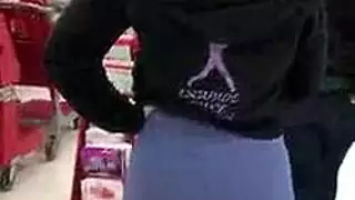شقراء مراهقة تأخذ قضيبًا صلبًا في مهبلها الضيق