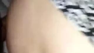 ينيكها زب صغير مشعر في كسها و هي في اقوى متعة