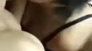 مثليات مثيرة تتبادلن دورها على قضيب كبير وتلعقن كل الفتحات
