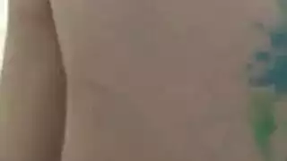 مراهقة صغيرة تتلقى تأديبًا قاسيًا على سلوكها السيء