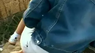 فتاة جذابة ذات ثدي مذهل تمتلئ بالألعاب الجنسية