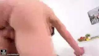 حفنة من الأنين: يضربها بقوة وبصوت عالٍ