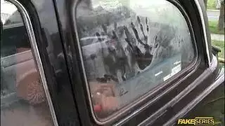 ليدي بوي إبيني يطلب قلمًا بدلاً من النقود في مشهد جنسي بالتاكسي