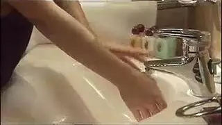 صديقته تحصل على جنس قاسٍ بينما يشاهد هو الفعل الإباحي