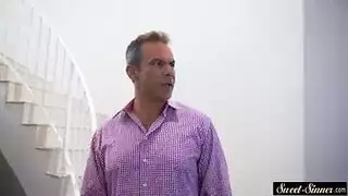 قضيب ناضج يملأ كس شابة في فيديو إكس إكس إكس بالمطبخ